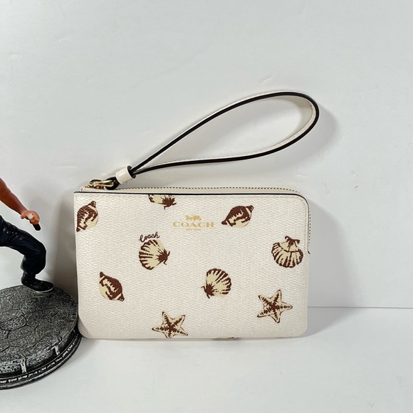 NWT Coach Corner Zip Wristlet With Shell Print CBP23 Gold/Chalk Multi - Picture 1 of 5